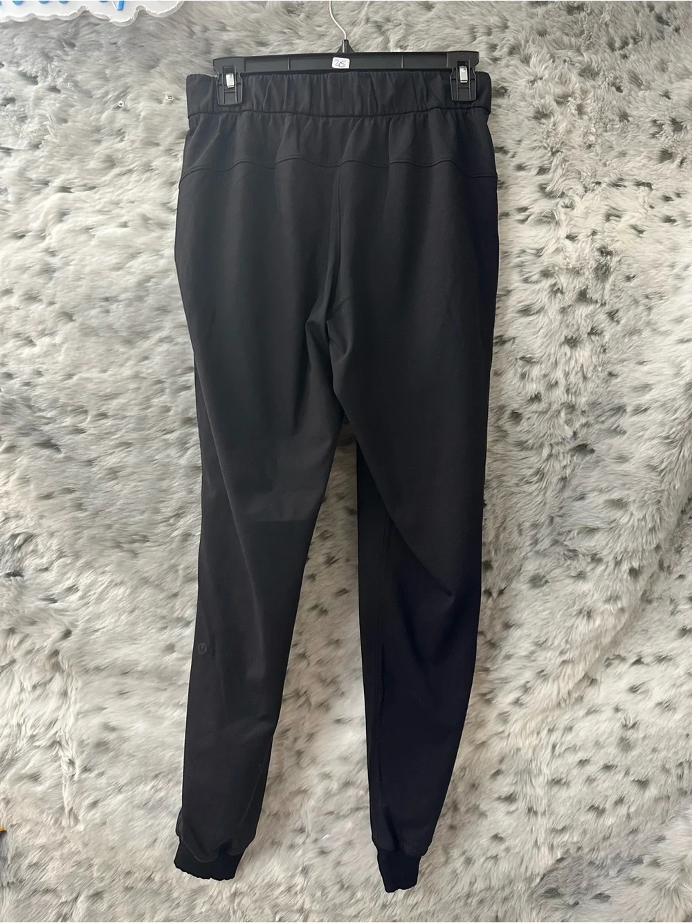 498. Lululemon On The Fly joggers sz 4